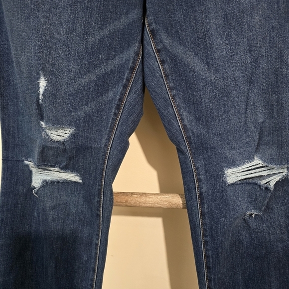 ⭐️40% Off⭐️ Old Navy Mid-Rise Power Straight Jeans - Picture 15 of 16